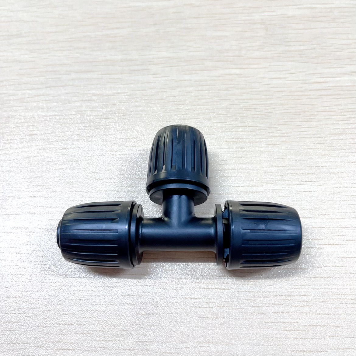 Cap Negro 16 PE tubo de bloqueo de tres vías anti-caída jardinería micro-royección de goteo pe tubo de bloqueo conector de tubería de riego