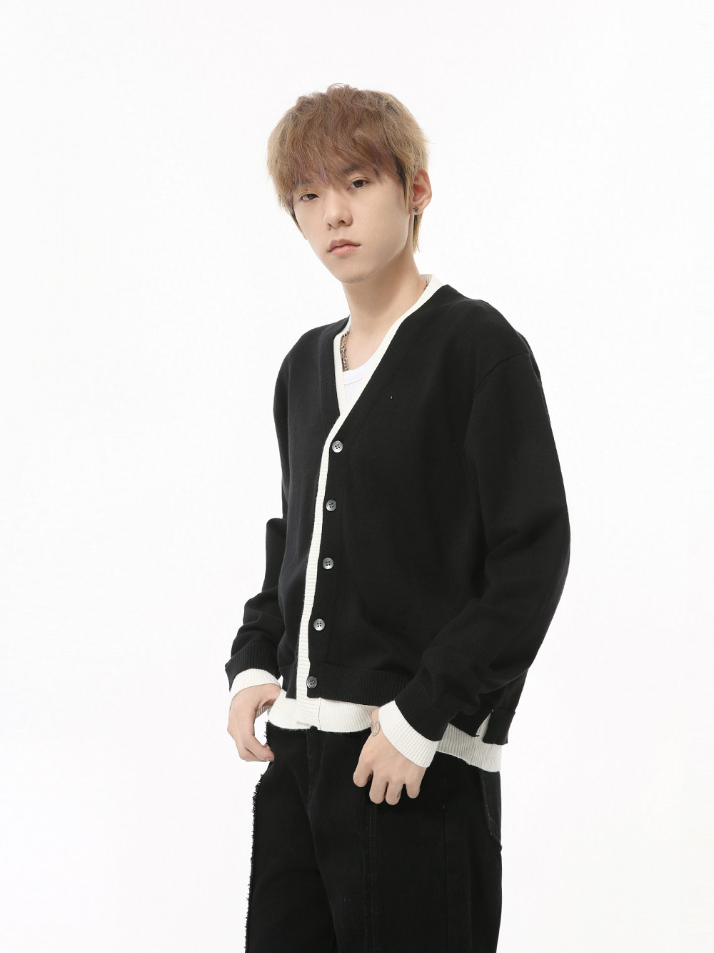 MTLCLOTHES Hombres| Nuevos productos de otoño simple retro nivel de choque color V-cuello ligero lujo suéter de moda