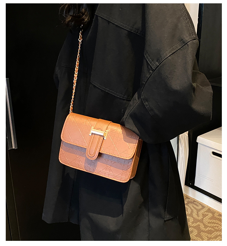 This stylish, high-quality, and trendy hand-held crossbody bag is a new cross-border women's bag for autumn and winter 2024. It features a checkered commuter single-shoulder bag details Picture