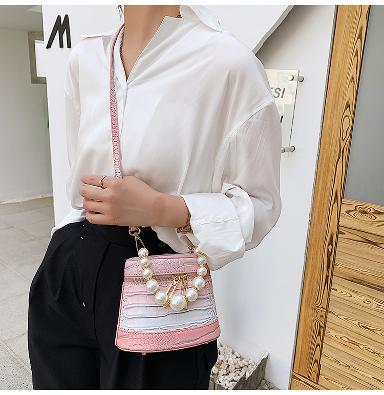 Nihaojewelry Wholesale Korean Crocodile Pattern Gradient Color Pearl Messenger Bag display picture 8