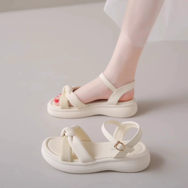 Сандалии на толстой подошве с юбкой, имитирующей кал, новая летняя верхняя одежда 2025 года, универсальные нескользящие пляжные сандалии на плоской подошве для женщин