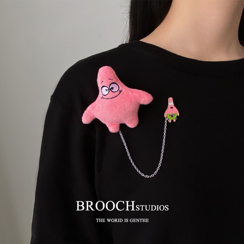 Cadena de dibujos animados broches de pelusa lindas muñecas pines creativos accesorios de pareja al por mayor joyas colgantes nicho