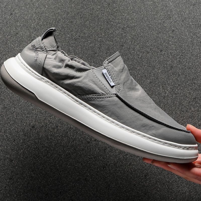 Zapatos casuales de lona de alta gama para hombre, verano 2026, sencillos y versátiles, de caña baja, sin cordones, ligeros, delgados y transpirables.