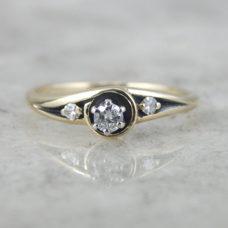 Fashionable white commemorative ring with zircon
