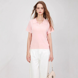 �W��վ�߶˶��ƚW؛�r�К��|ͨ�ڼ�ɫpolo�I����ᘿ������e����Ů