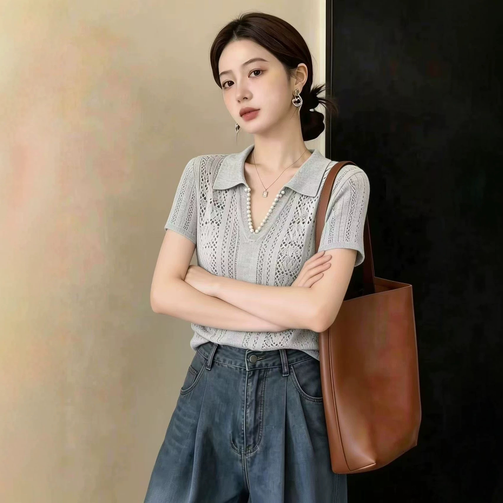 Áo thun nữ cổ V ngắn tay chất liệu len lạnh dệt kim họa tiết xuyên thấu — màu xám chi tiết 4