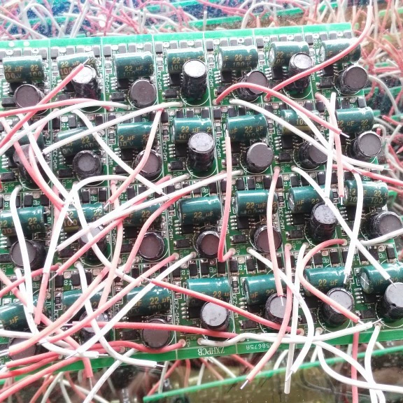 Вход питания 12V-85V AC/DC может преобразовать AC (перемен.) в DC для светодиодной низковольтной подсветки, источник мощности 650мА