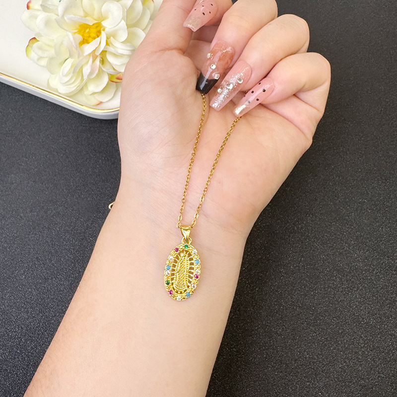 El nicho de Shajin de Vietnam creó el collar de la Virgen con incrustaciones de colores al estilo de la corte