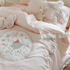 少女の心のかわいいウサギは布を貼って刺繍します。