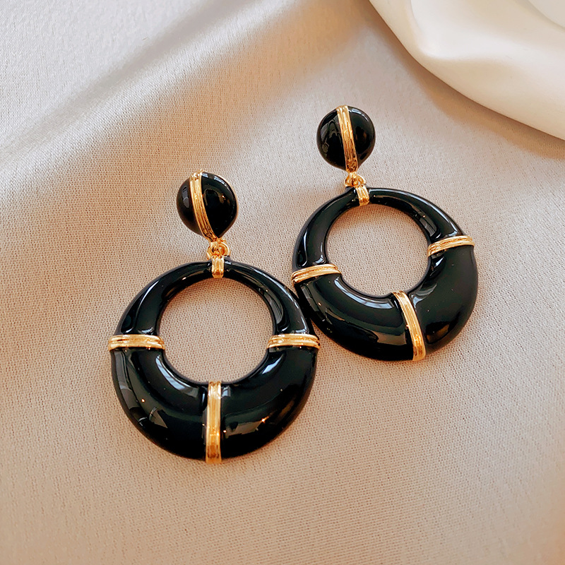 Pendientes geométricos con pliegues irregulares con cuentas de vidrio con aguja de plata Pendientes de alta calidad de temperamento negro Pendientes ligeros de lujo