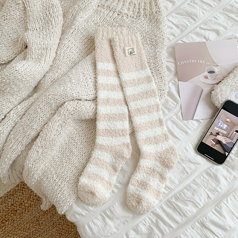 Otoño y invierno calcetines de pantorrilla de lana de coral con calcetines de lana gruesas de tela caliente elevados calcetines de lana de piso para dormir