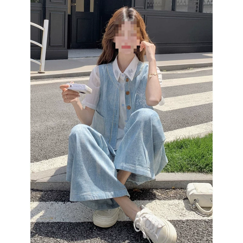 Летний джинсовый костюм в стиле колледжа Z3J светло-голубого цвета с вышивкой, состоящий из жилета, рубашки и брюк (тройка).