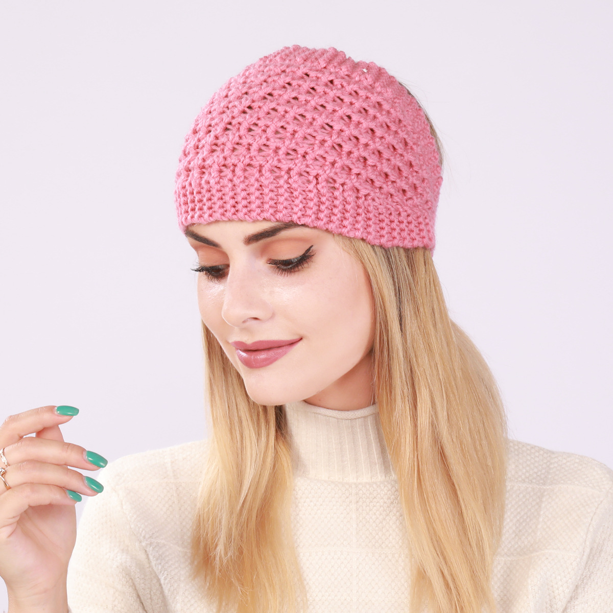 Nauja megzta moteriška rudens/žiemos kepurė atvira viršutine dalimi šilumai ir ausų apsaugai, plati galvos juosta su vilnoniais plaukais_voghion.com