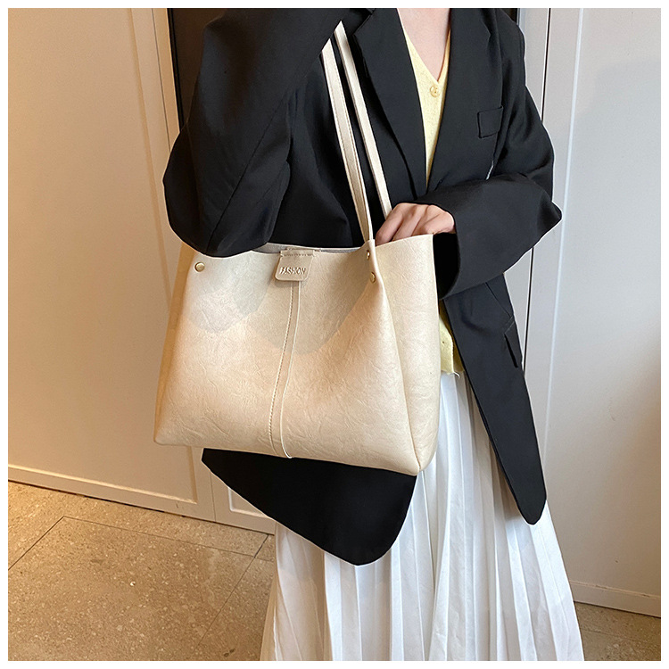 The new 2024 autumn collection features a retro, simple, large-capacity, solid-color, fashionable and individual single-shoulder underarm tote women's bag undefined