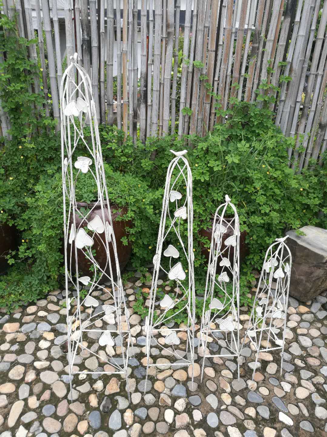 メーカー直売の鉄芸の葉の藤の棚の4つのセットの鉄線の蓮の立体の花の挿し込みの支柱の円錐の花の棚の卸売り