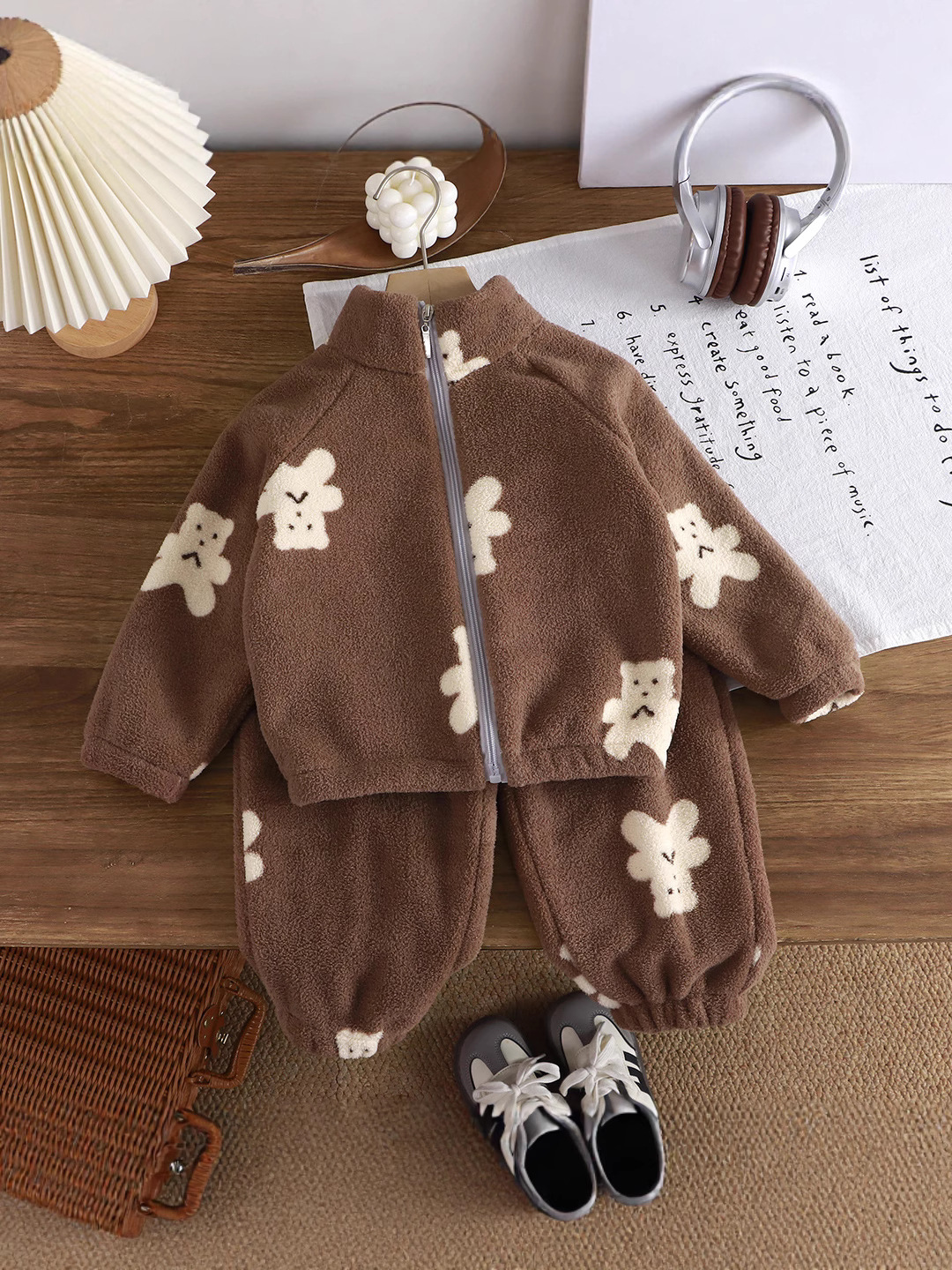 Invierno nuevo terciopelo grueso ropa de hogar para niños, hombres y mujeres, niños y niñas con un conjunto de calor coreano de ropa infantil al por mayor