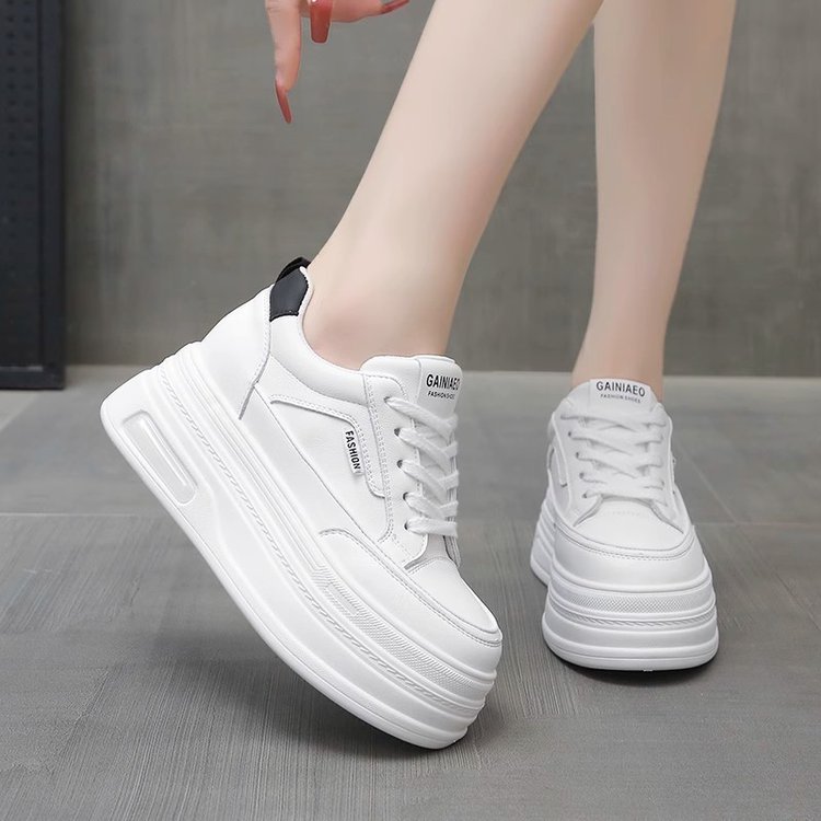 Aumentar la altura de la piel zapatos blancos 2026 primavera nuevo hombre pequeño versátil fondo grueso muffin zapatos casuales altos