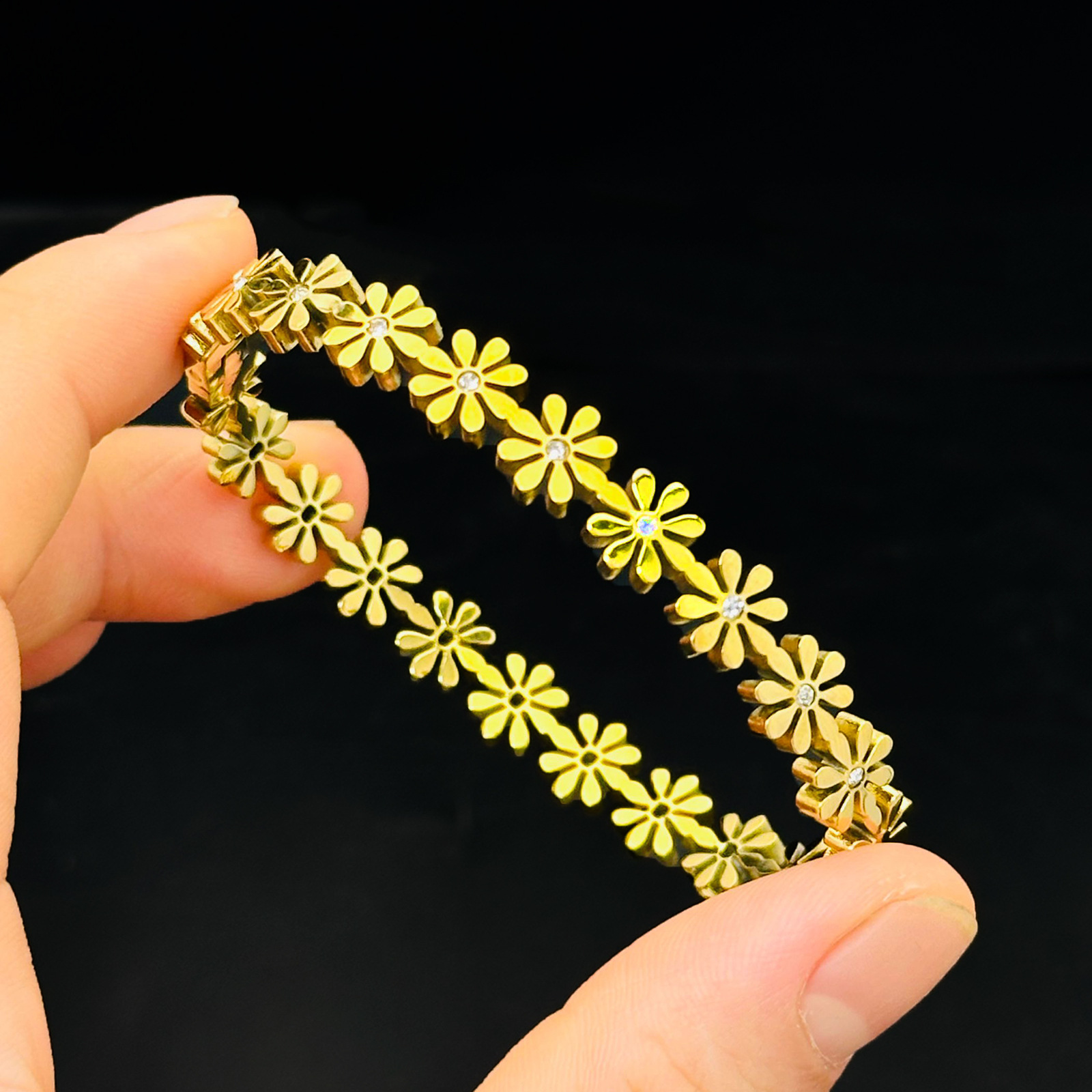 Flor de patrón pequeño pulsera de acero de acero de la mujer Xia Zhong nicho sensación de diseño ligero lujoso joyas de acero inoxidable de alta calidad temperamento simple