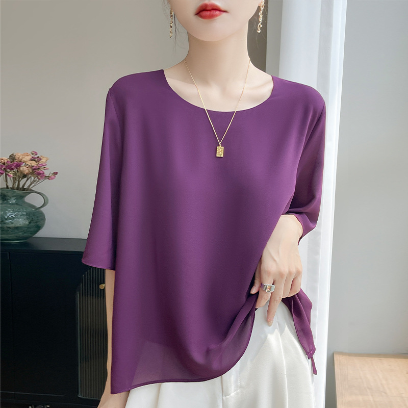 Elegant black T-shirt with a round collar