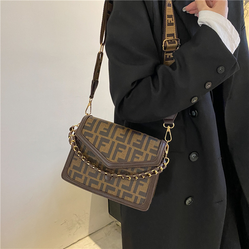 Bolso de mujer 2024 nuevo estilo de moda con estampado de letras, bolso de hombro inclinado, alta textura, estilo extranjero y pequeño lote de paquetes cuadrados