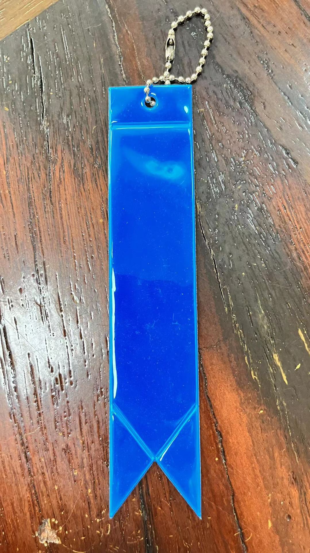 Venta caliente transfronteriza 13 colores colgante reflectante serpentina PVC reflectante bolsa colgante llavero fluorescente fabricante spot