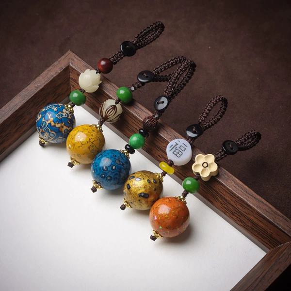 Single large lacquer bead (no accessories)