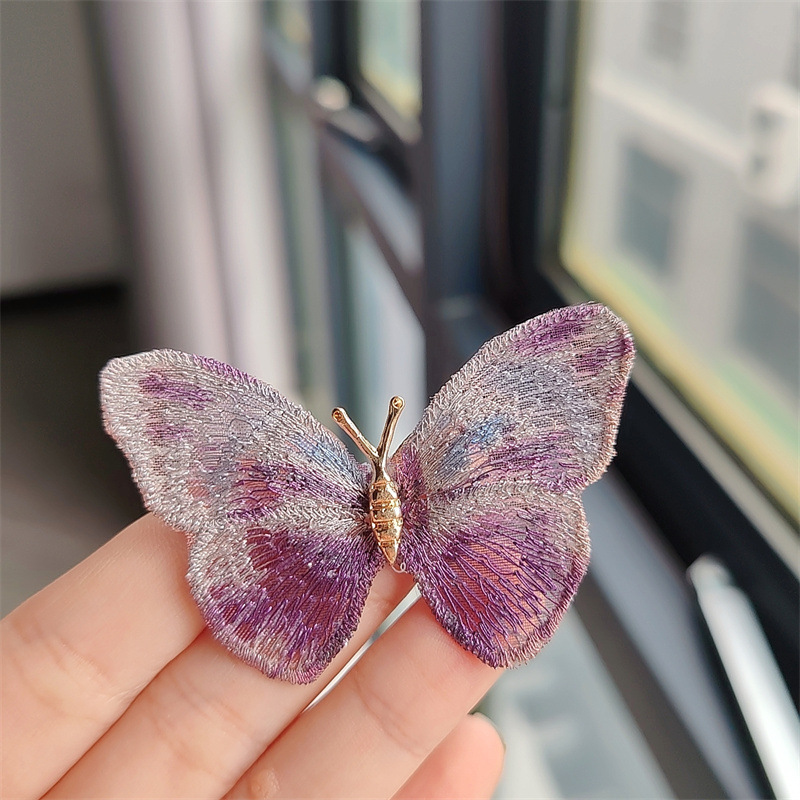 2024 새로운 스타일 슈퍼 페어리 라이트 럭셔리 빈티지 자수 나비 브로치 꿈꾸는 컬러 우아한 코세이지 의류 액세서리 여성