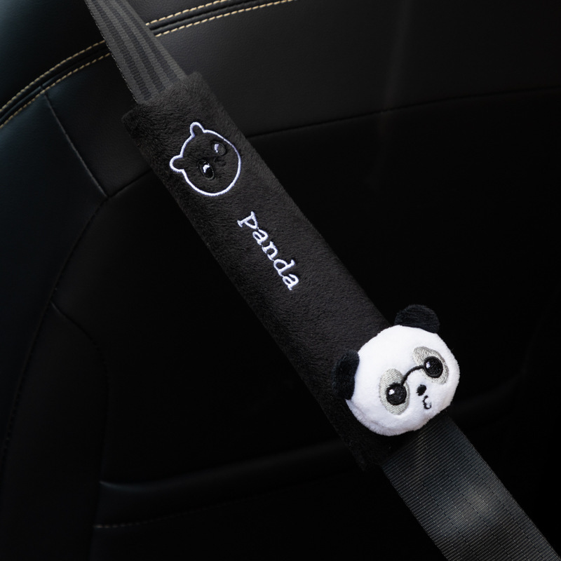 萌えは新型の自動車シートベルトの肩カバーをかわいがります。|undefined