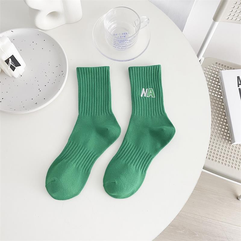 Calcetines deportivos verdes a rayas calcetines de algodón de las mujeres al por mayor Calcetines de algodón de color sólido bordados a media pantorrilla de las mujeres