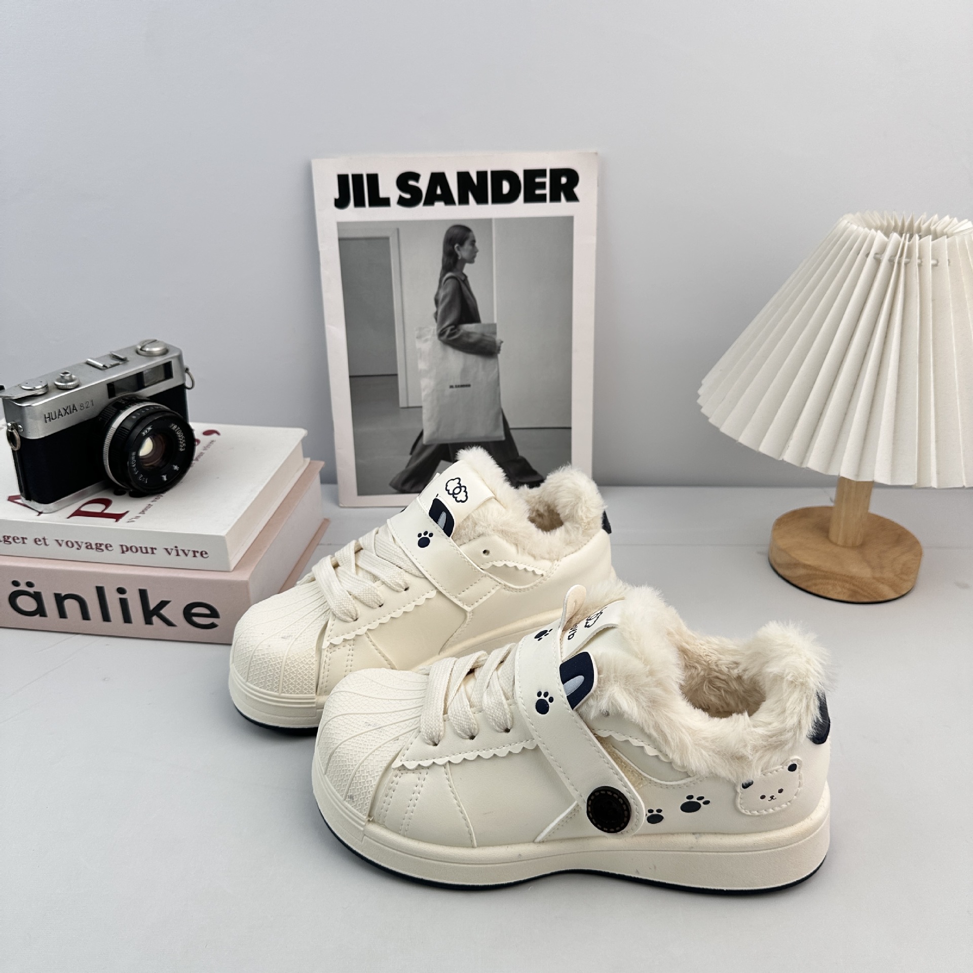 YUANBO2025 invierno zapatos de vello zapatos de mujer conchas zapatos deportivos de pan pequeños zapatos blancos de estilo universal nicho image 3