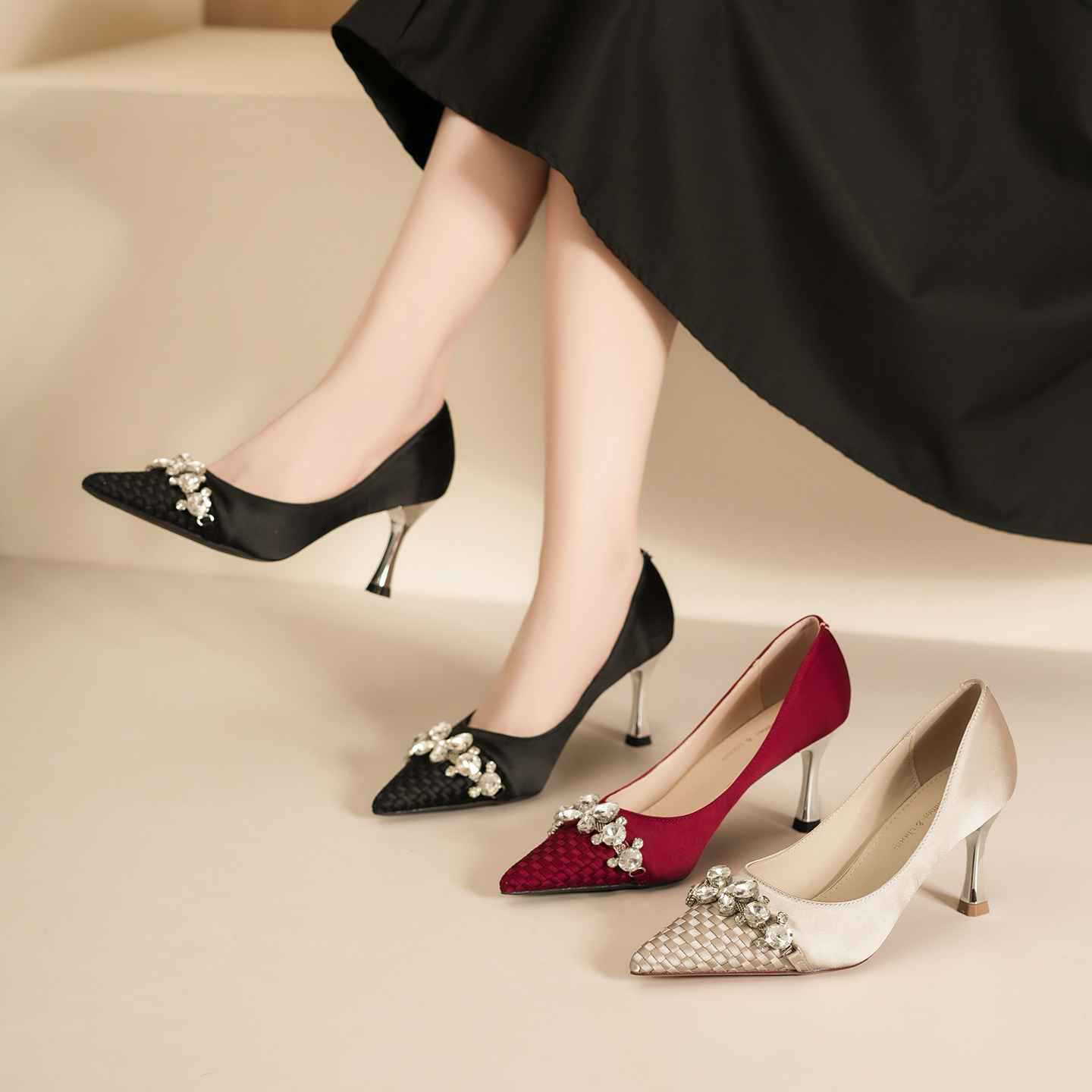 7666-5 Escarpins ultra hauts à motif écossais en cristal de style coréen, décolletés sur les côtés, ornés de perles et de métal._voghion.com