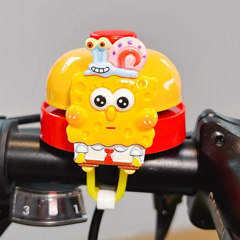自転車の鈴は車に乗ってラッパを持ってかわいいアニメのマウンテンバイクの子供のスケートボードのバスの装飾の部品を持ちます。|undefined