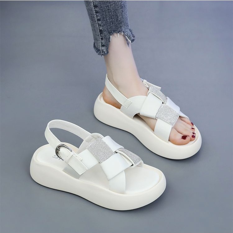 Zapatillas frescas de fondo grueso para mujeres 2024 verano nuevo estilo de ropa exterior altura de fondo suave pisar mierda sensación de zapatillas de playa muffin