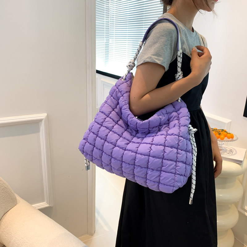 Bolsa de gran capacidad para mujeres 2023 nuevo ligero abajo plisado hombro nube bolsa simple perezoso crossbody bolsa