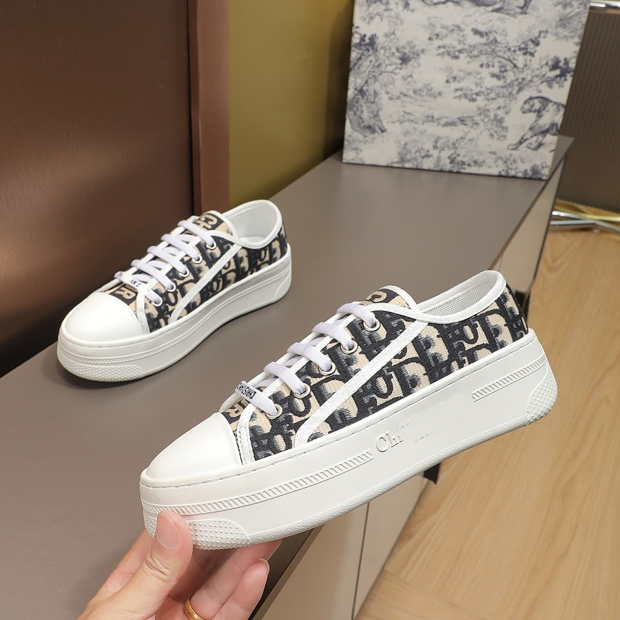 2025 botones de lona bordados de fondo grueso de verano nuevos zapatos casuales altos y versátiles zapatos deportivos para mujeres diarios