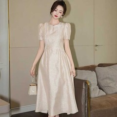 2025夏の新型半袖ワンピース女性小香風デザイン感シャンパン色の修身がやせている通勤中のロングスカート
