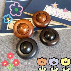 実木の解凍ハンドルは紫光檀の回転ボールを遊んでいます。