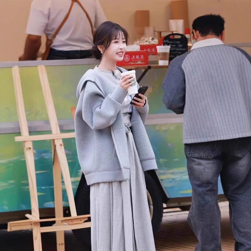 Yu Shuxin's Same Style Gray Jimo Sweatshirt Jacket, Fleece-Lined and Thickened, 2026 Spring and Autumn Loose Zipper Hooded Cardigan Yu Shuxin's Same Style Gray Jimo Sweatshirt Jacket, Fleece-Lined and Thickened, 2026 Spring and Autumn Loose Zipper Hooded Cardigan