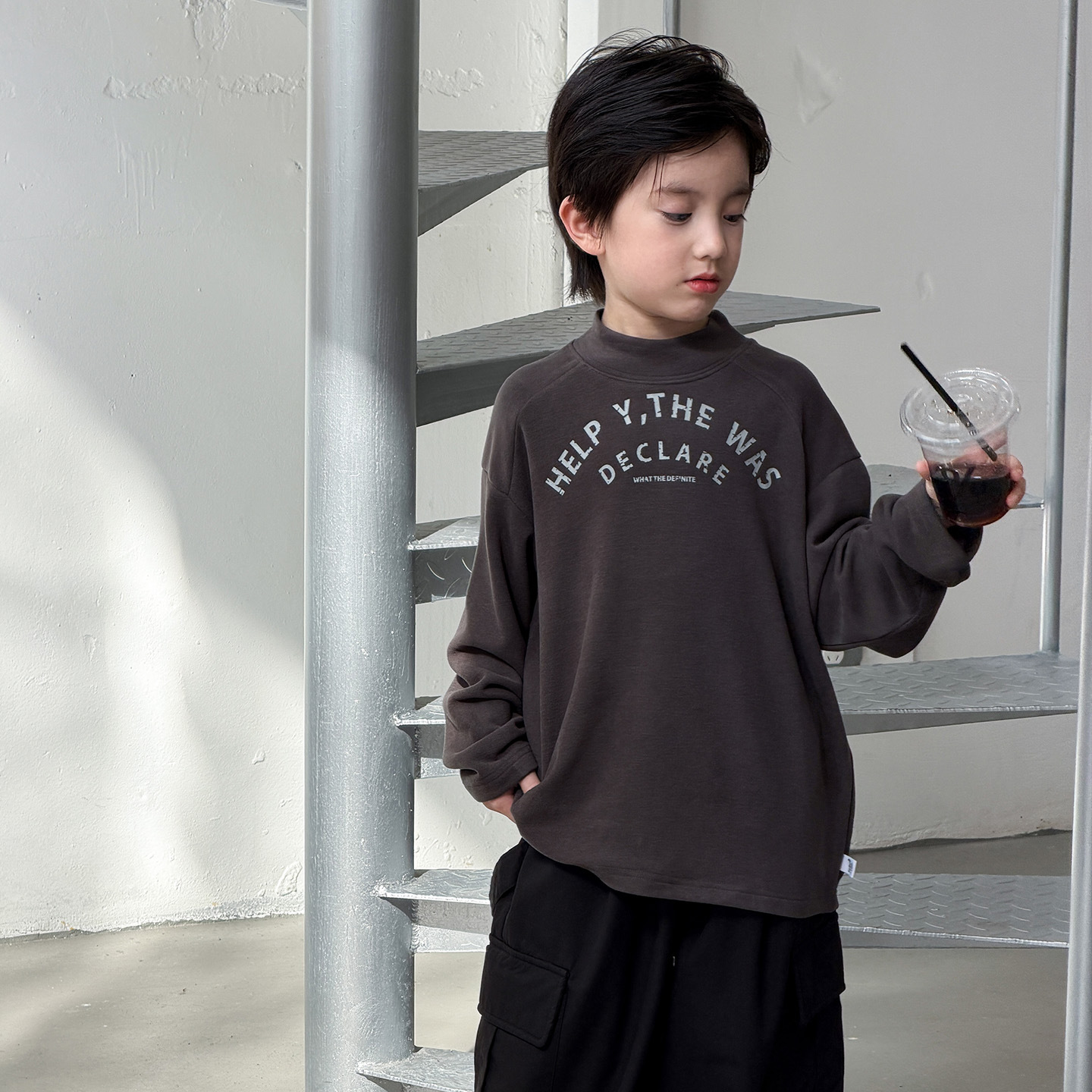 Niños con camisetas de camiseta de camiseta de camiseta de manga larga de invierno 2025 nuevos niños de tamaño mediano y grande camiseta de niño T
