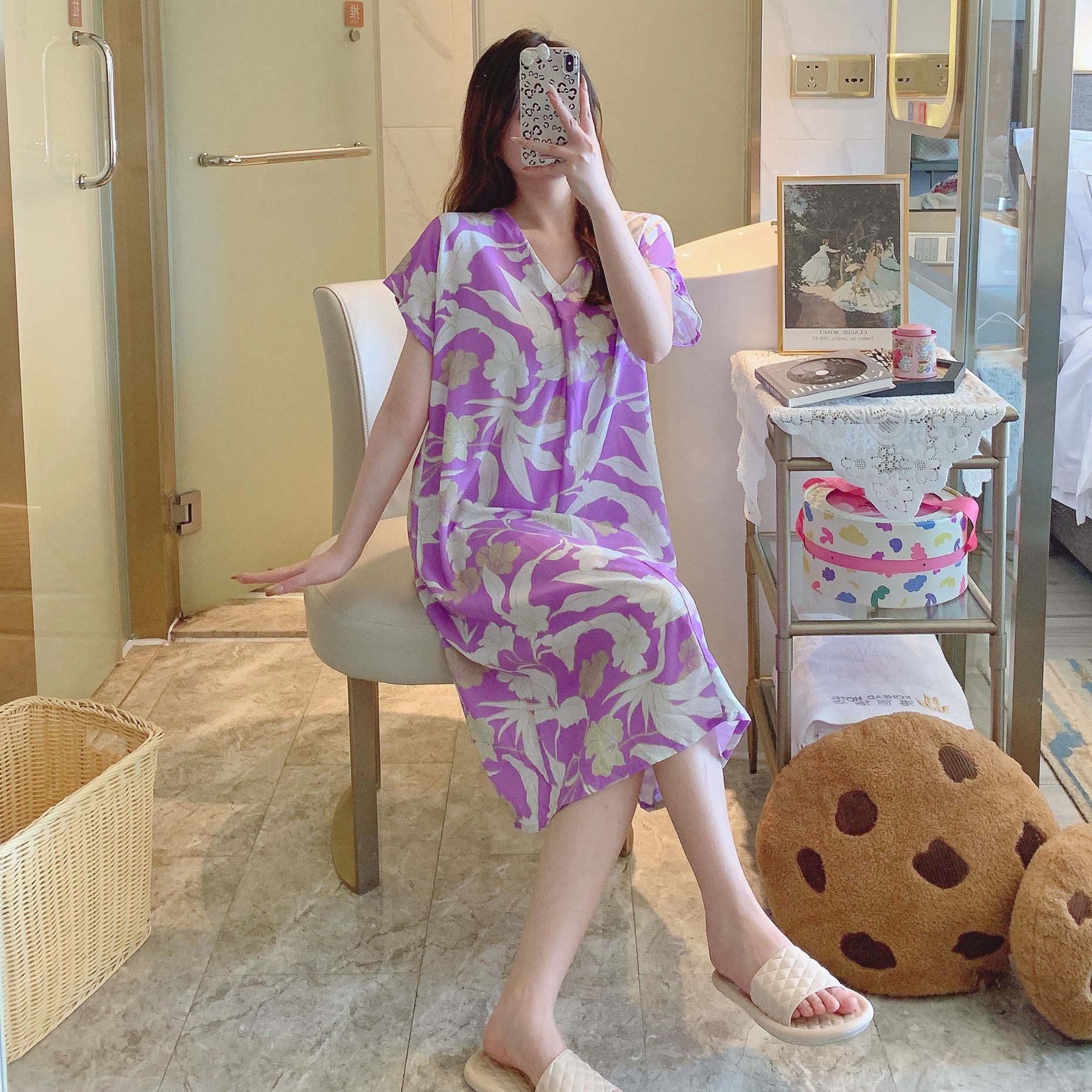분홍색과 보라색 배경에 흰색 꽃