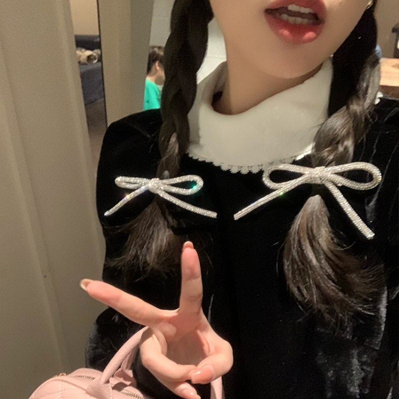 Shiny hairgrip with bow