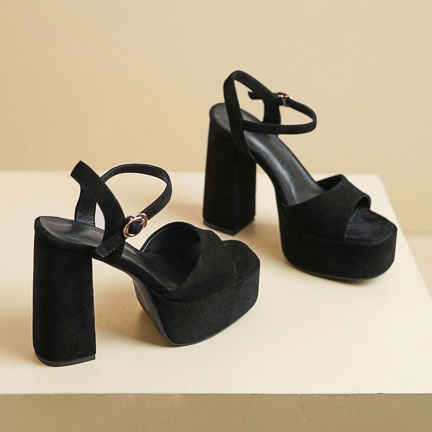 Sandal cao gót nữ hở mũi quai ngang khóa, đế dày gót thô 12 cm — Da bò trắng gạo chi tiết 14