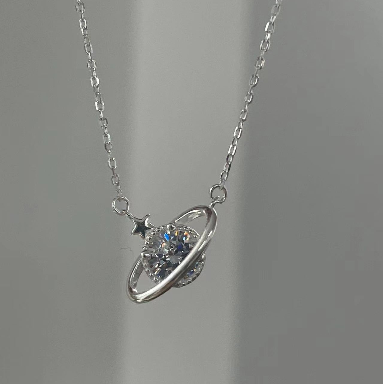 Luz de lujo nicho alto sentido universo asteroide collar femenino S925 plata simple estrella circón cadena clavícula Pequeño Libro Rojo