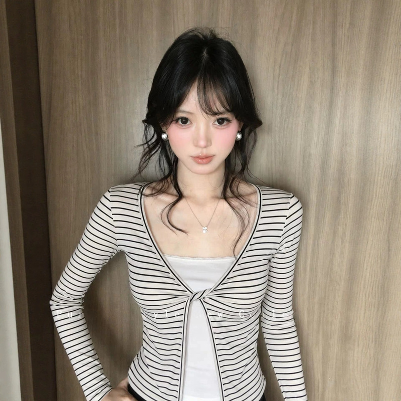 Korean-style black and white striped faux two-piece long-sleeve t-shirt for women, early autumn 2026 new slim-fit design top Korean-style black and white striped faux two-piece long-sleeve t-shirt for women, early autumn 2026 new slim-fit design top