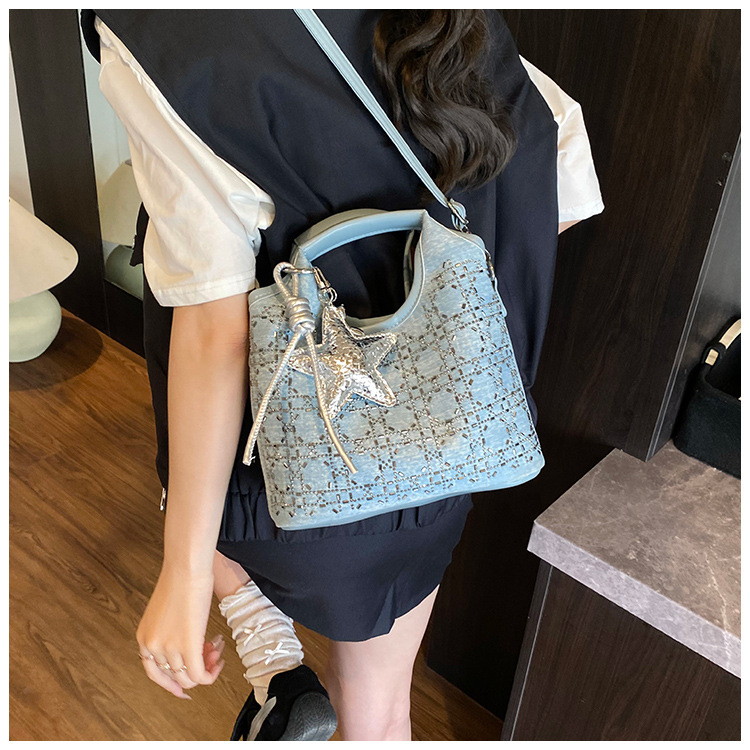 A niche design, fashionable and versatile single-shoulder hand-carry commuter bag for women, a new summer 2025 simple crossbody bucket bag undefined