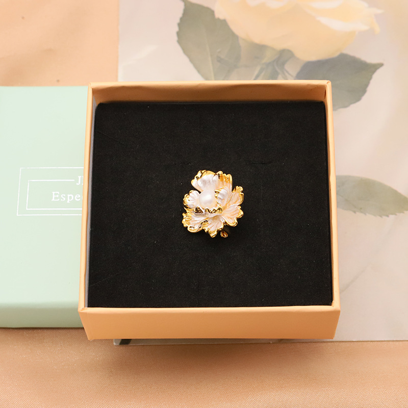 Corsage perla de alto sentido barroco perla flor broche temperamento versátil alta calidad PIN al por mayor natural
