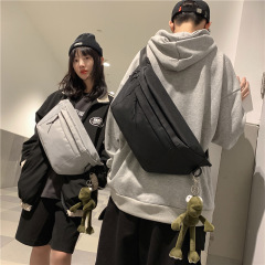 秋冬の新型のウエストバッグの女性港の風潮のクールなシンプルな斜めのショルダーバッグの男性の工装の学生の街頭の潮流のショルダーバッグの胸の包み