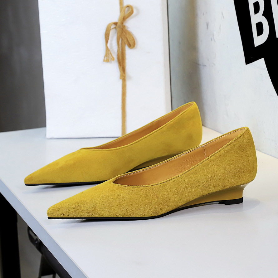 6300 Korean Style Fashionable Low-Heeled Shoes for Women with Pointed Toe and Shallow Mouth V-Mouth High-End Suede Professional Wedge Shoes for Women