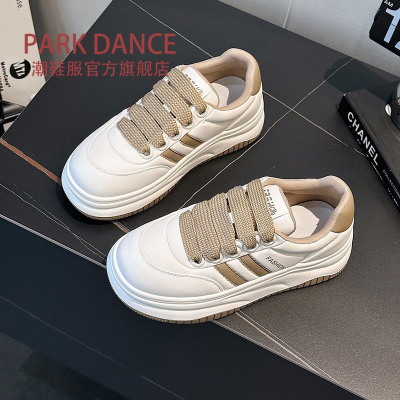 Pequeños zapatos blancos de primavera de 2024 para mujeres nuevos zapatos de skate casuales ligeros versátiles con suela gruesa y alta zapatos de pan de deporte
