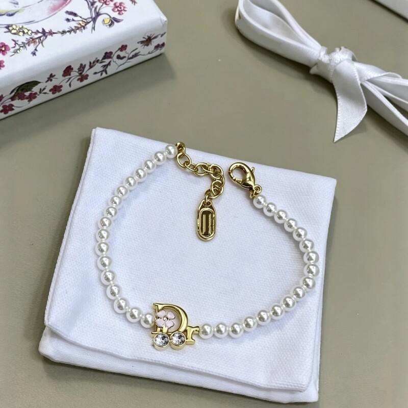 Pearl bracelet for women, light luxury with a high-end feel, D-shaped pendant with diamonds, versatile and stylish hand accessory, new fashion jewelry